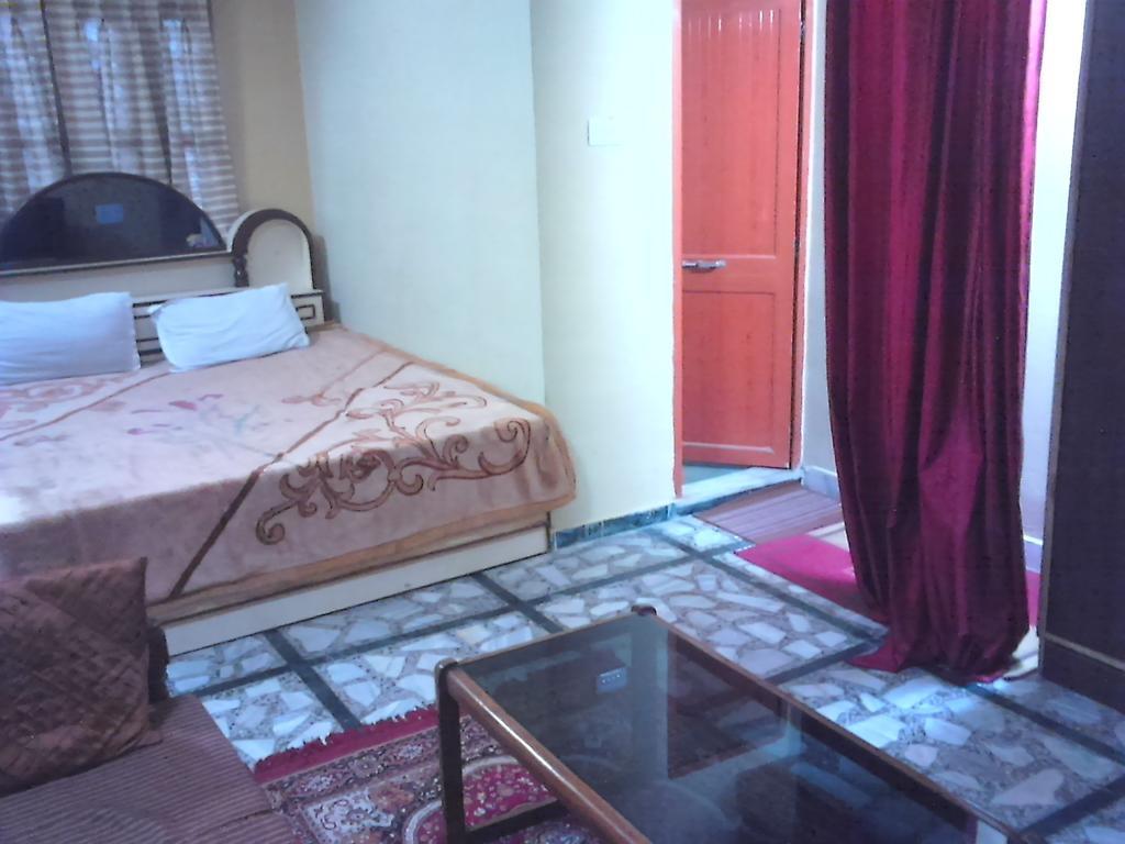 Leela Guest House Varanasi Rum bild